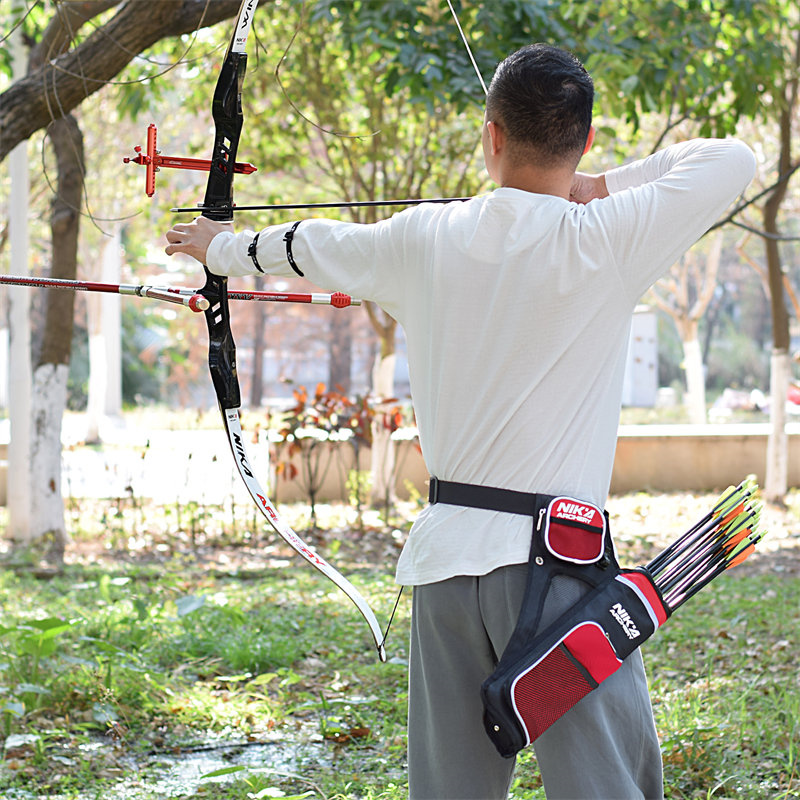 Tiro con arco al aire libre con un gran carcaj